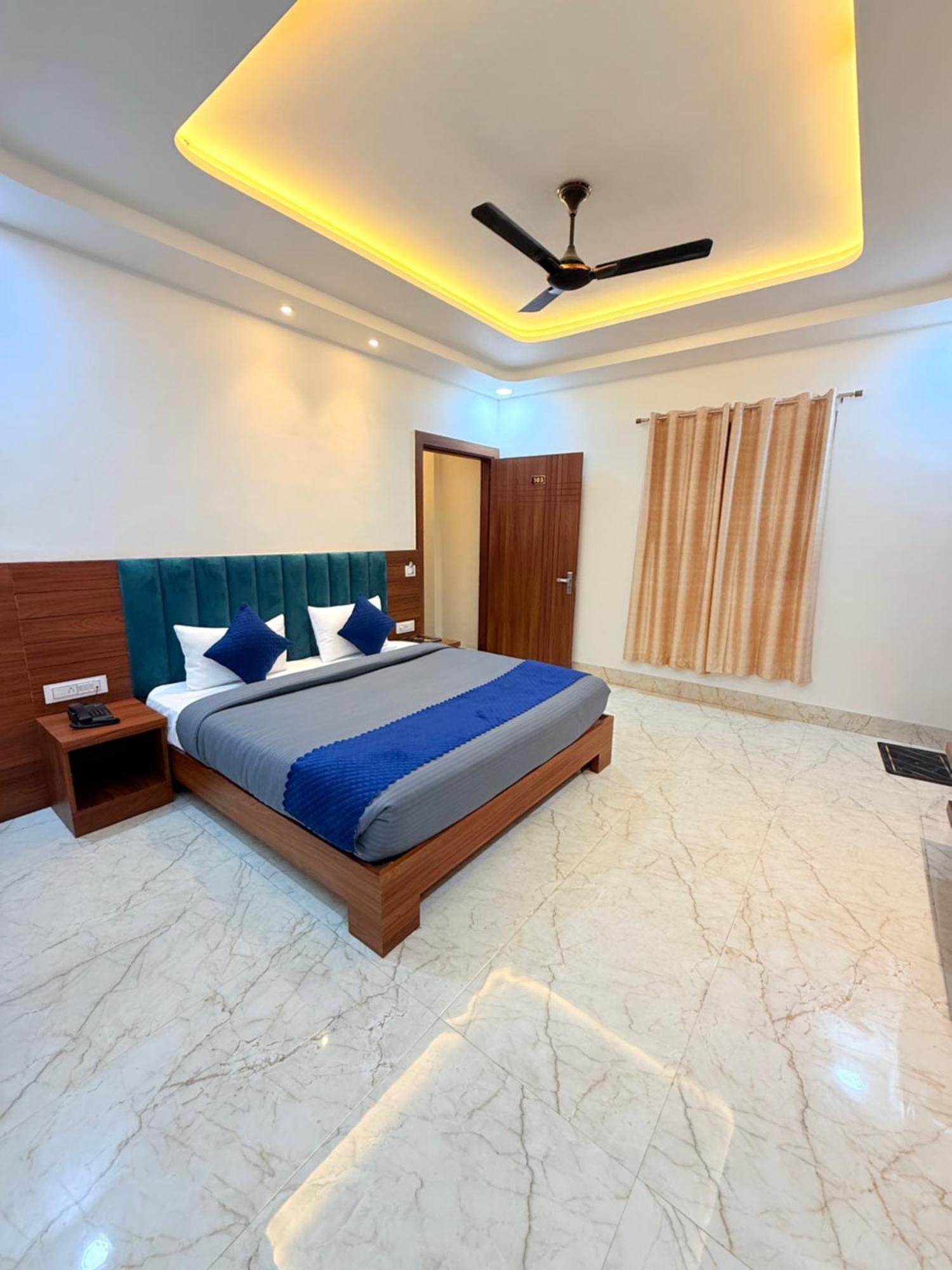 Hotel Tulip Light Матхура Екстер'єр фото