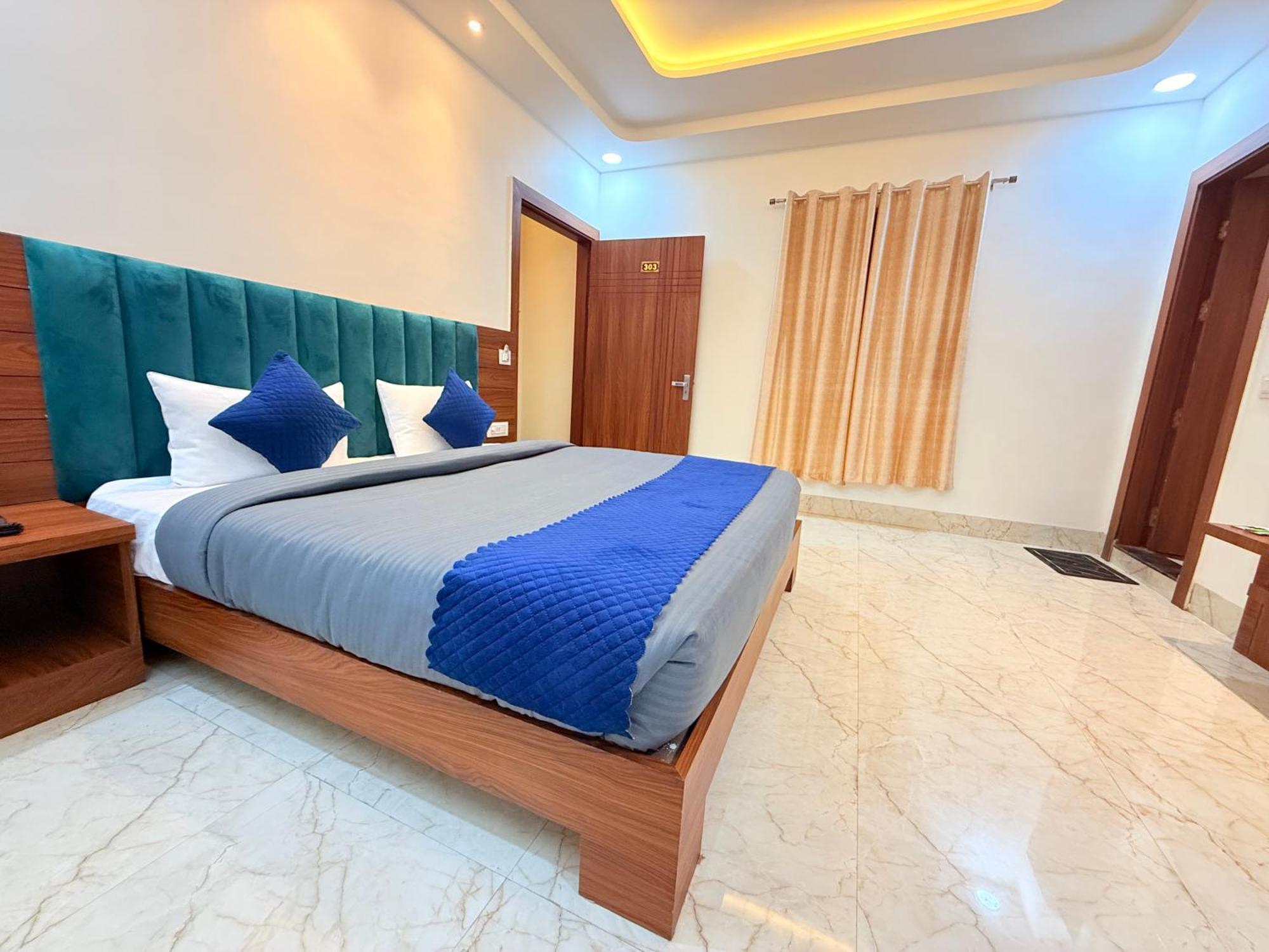 Hotel Tulip Light Матхура Екстер'єр фото