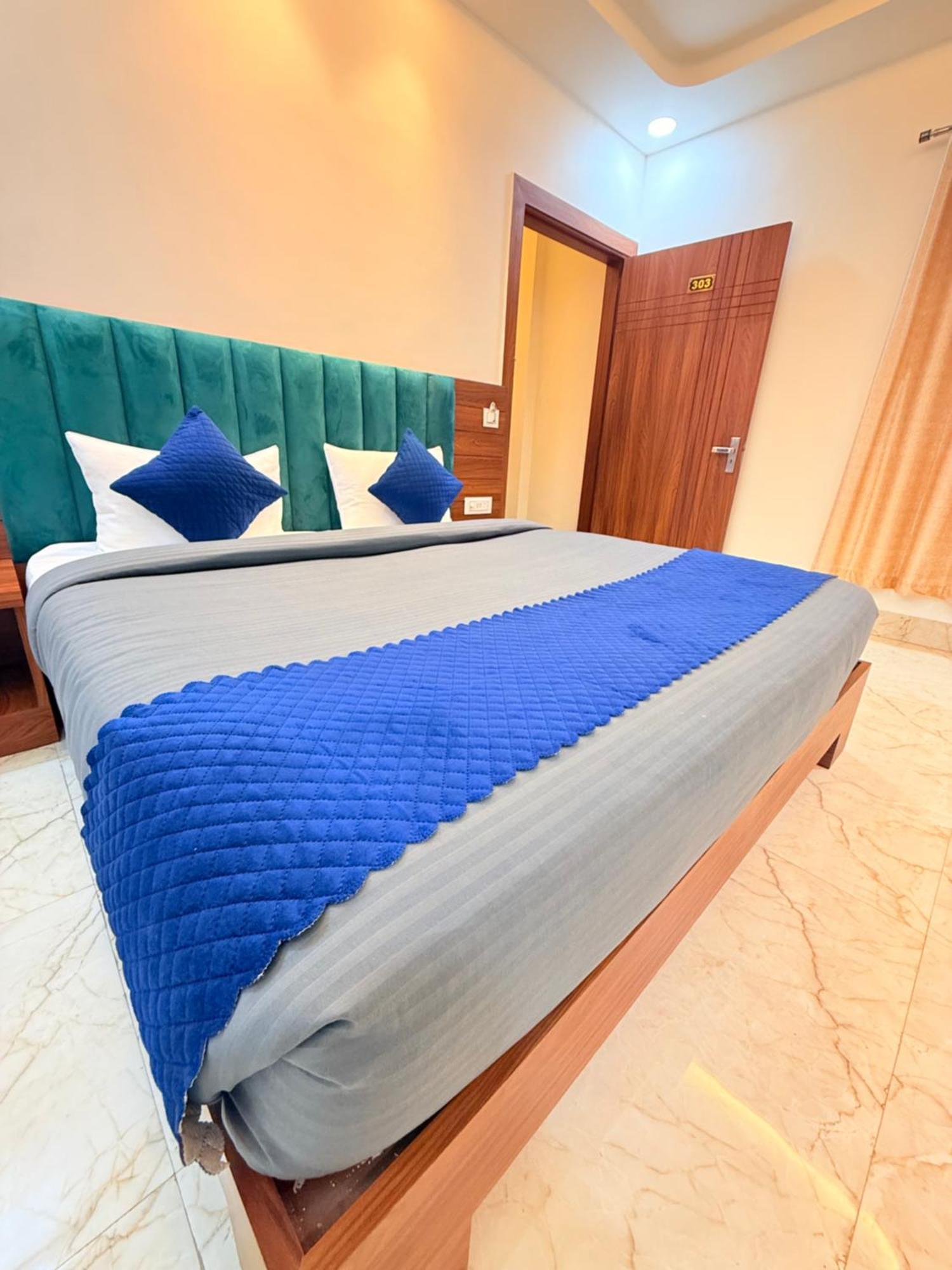 Hotel Tulip Light Матхура Екстер'єр фото