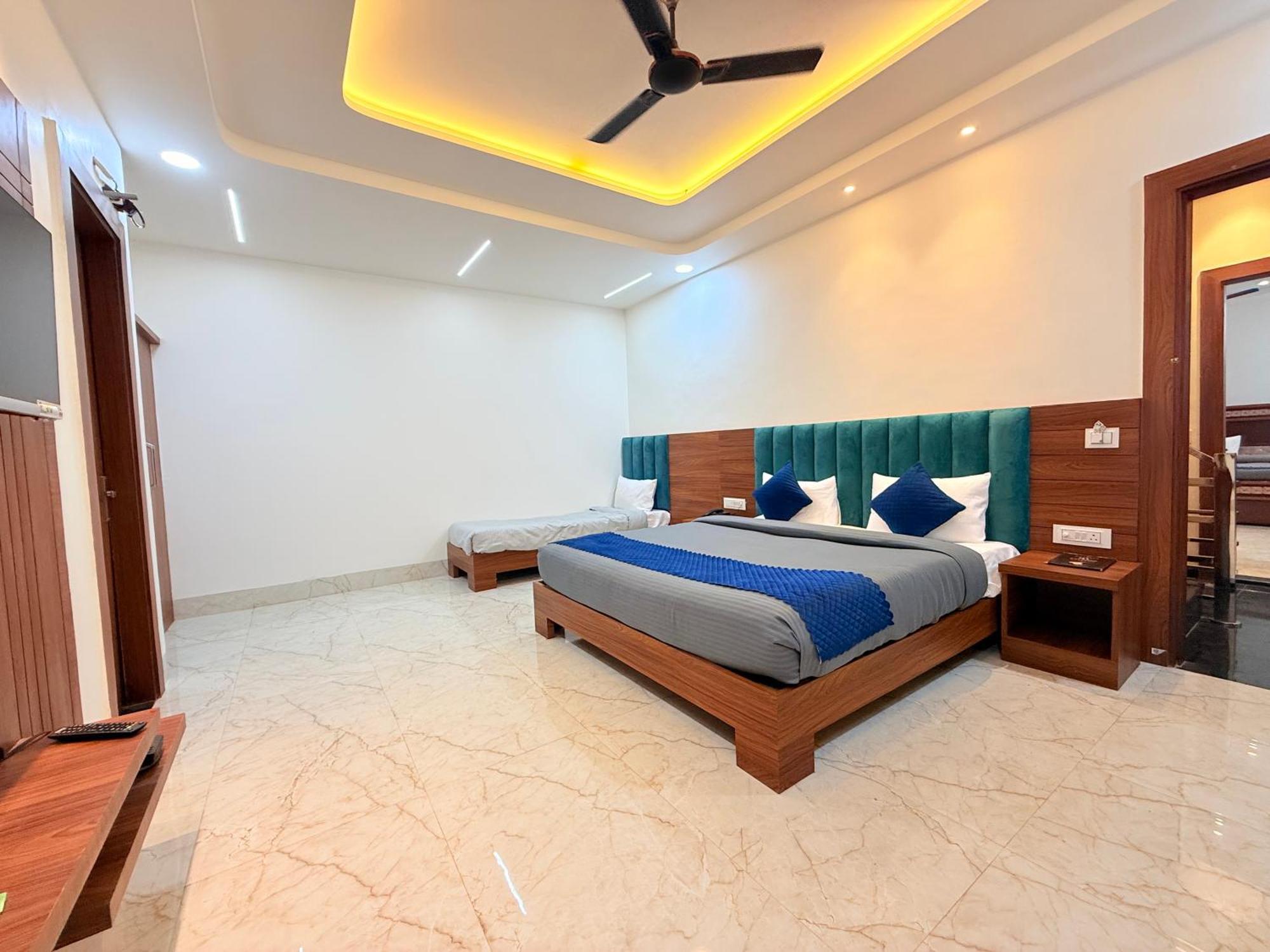 Hotel Tulip Light Матхура Екстер'єр фото