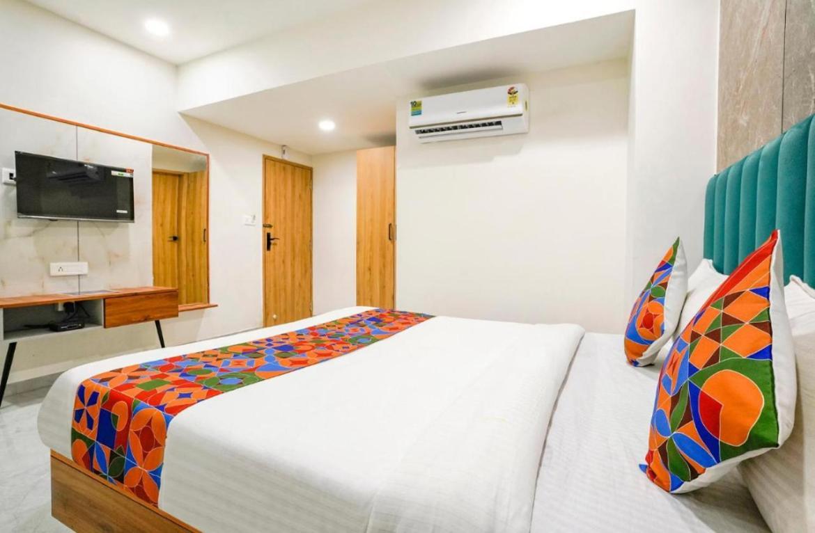 Hotel Tulip Light Матхура Екстер'єр фото